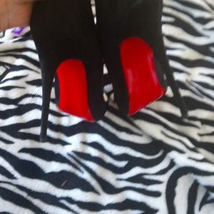 Christian luibottins red bpttoms